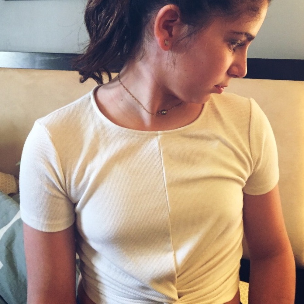 White crop top knot tied! ❤️